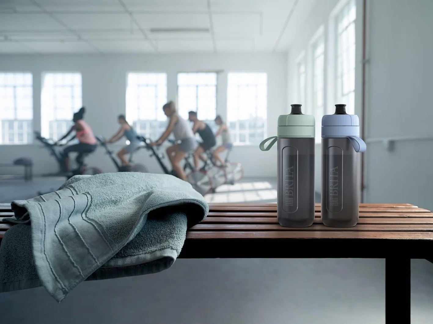 BRITA Butelka filtrująca Active pastelowa zieleń (0,6l) zawiera 2 filtry MicroDisc - elastyczna, sportowa butelka, filtruje chlor, zanieczyszczenia, hormony i pestycydy, zachowuje cenne minerały