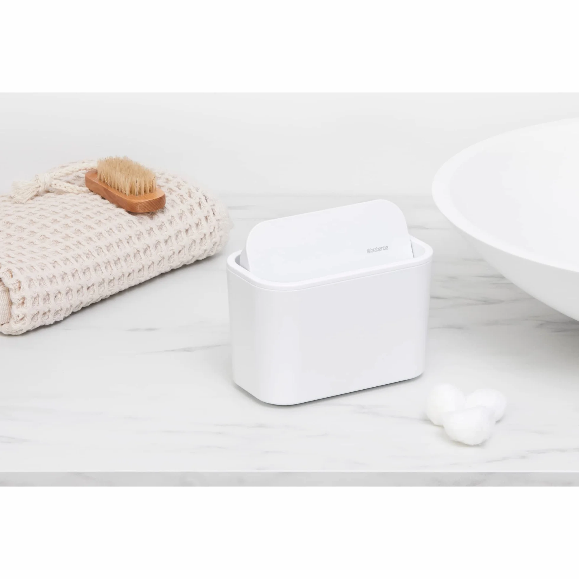 Brabantia - Mindset Kosz na Śmieci na Odpady Łazienkowe - Idealny na Małe Odpady - Zdejmowana Pokrywa Typu Swing - Łatwe Czyszczenie - Nierysujący - Odporny na Korozję - White - 8.5 x 15 x 10 cm