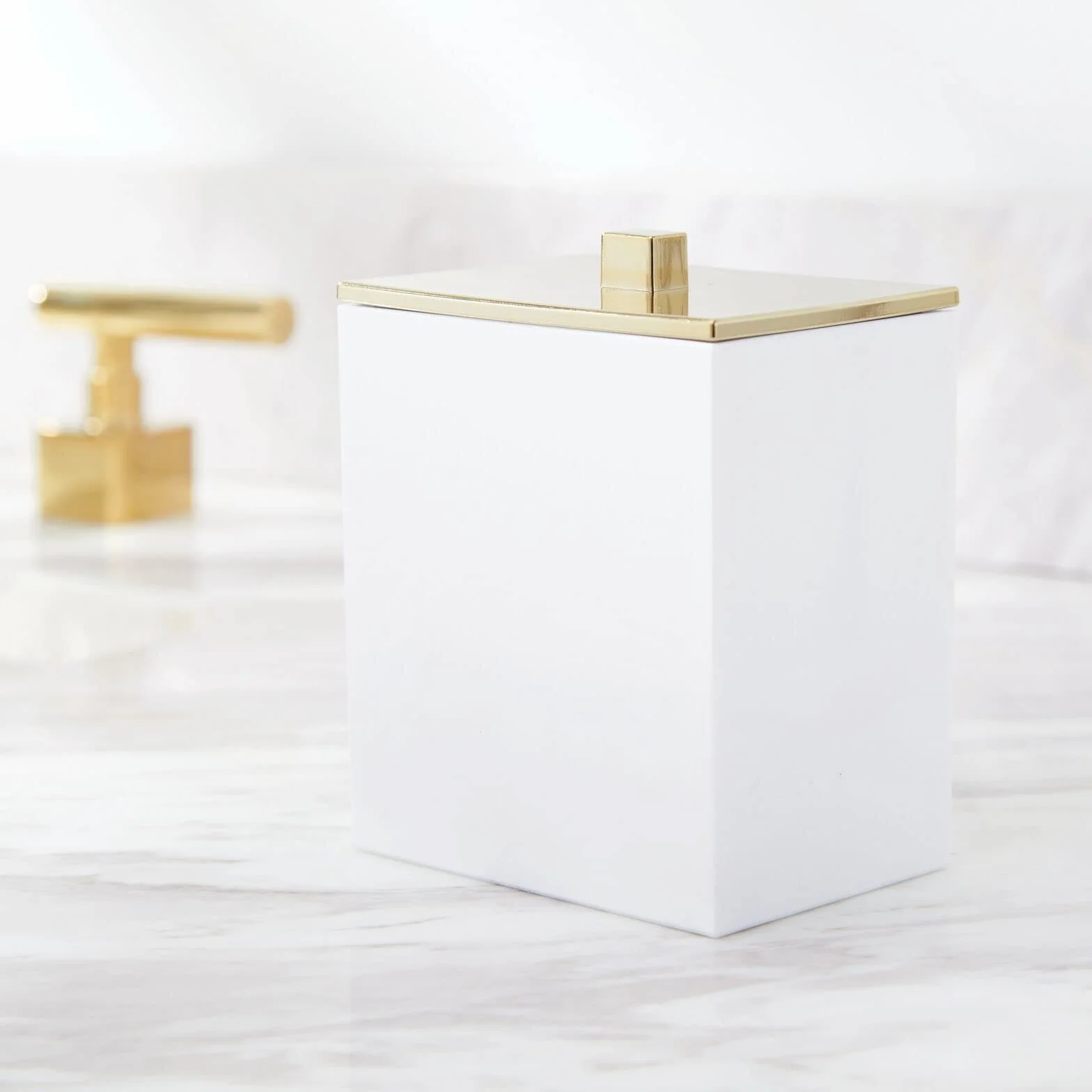 mDesign Organizer na kosmetyki, Pojemnik na waciki i patyczki z pokrywką, 2-pack, Biały/Złoty