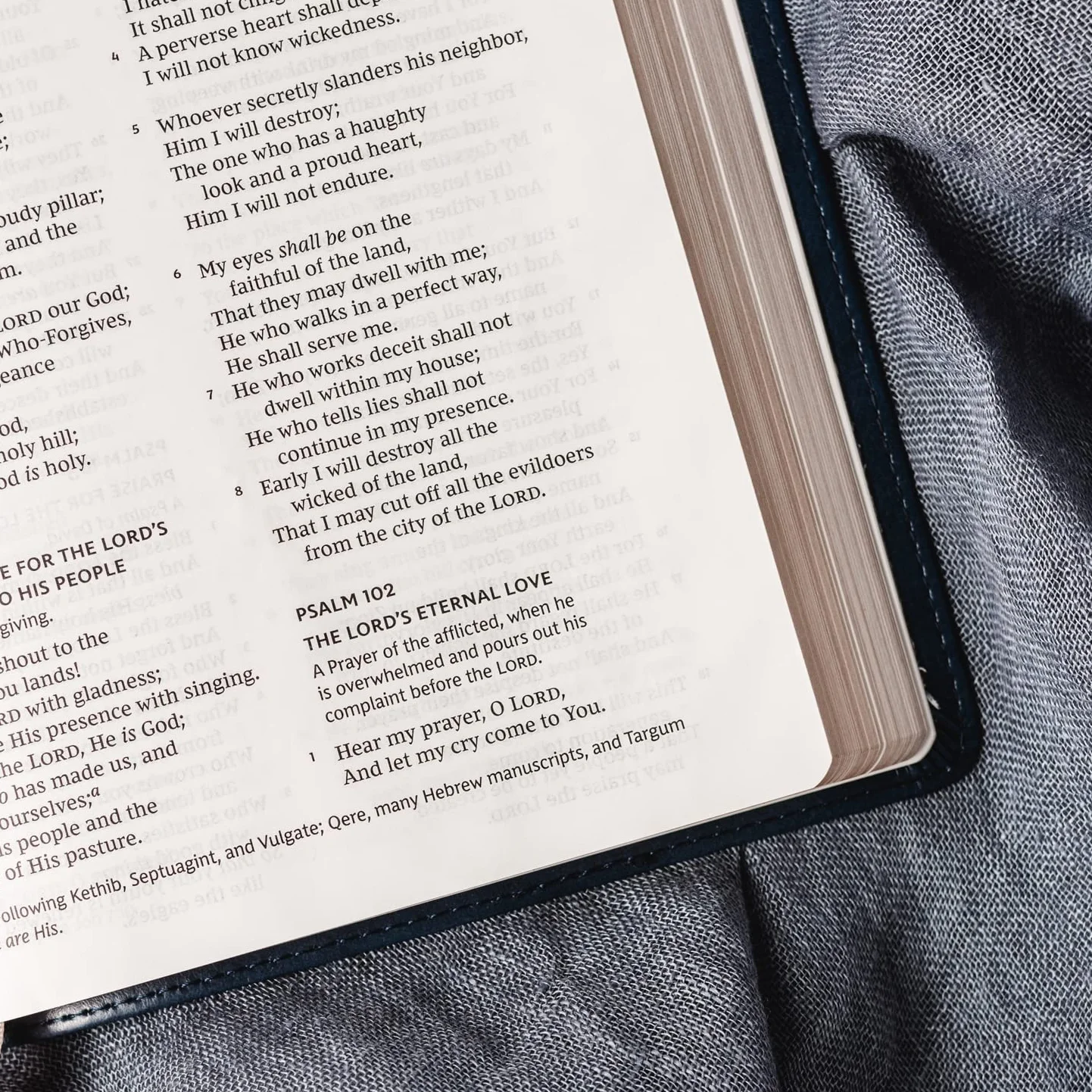 NKJV, Value Thinline Bible, Large Print, Imitation Leather, Black, Red Letter Edition: Holy Bible, New King James Version