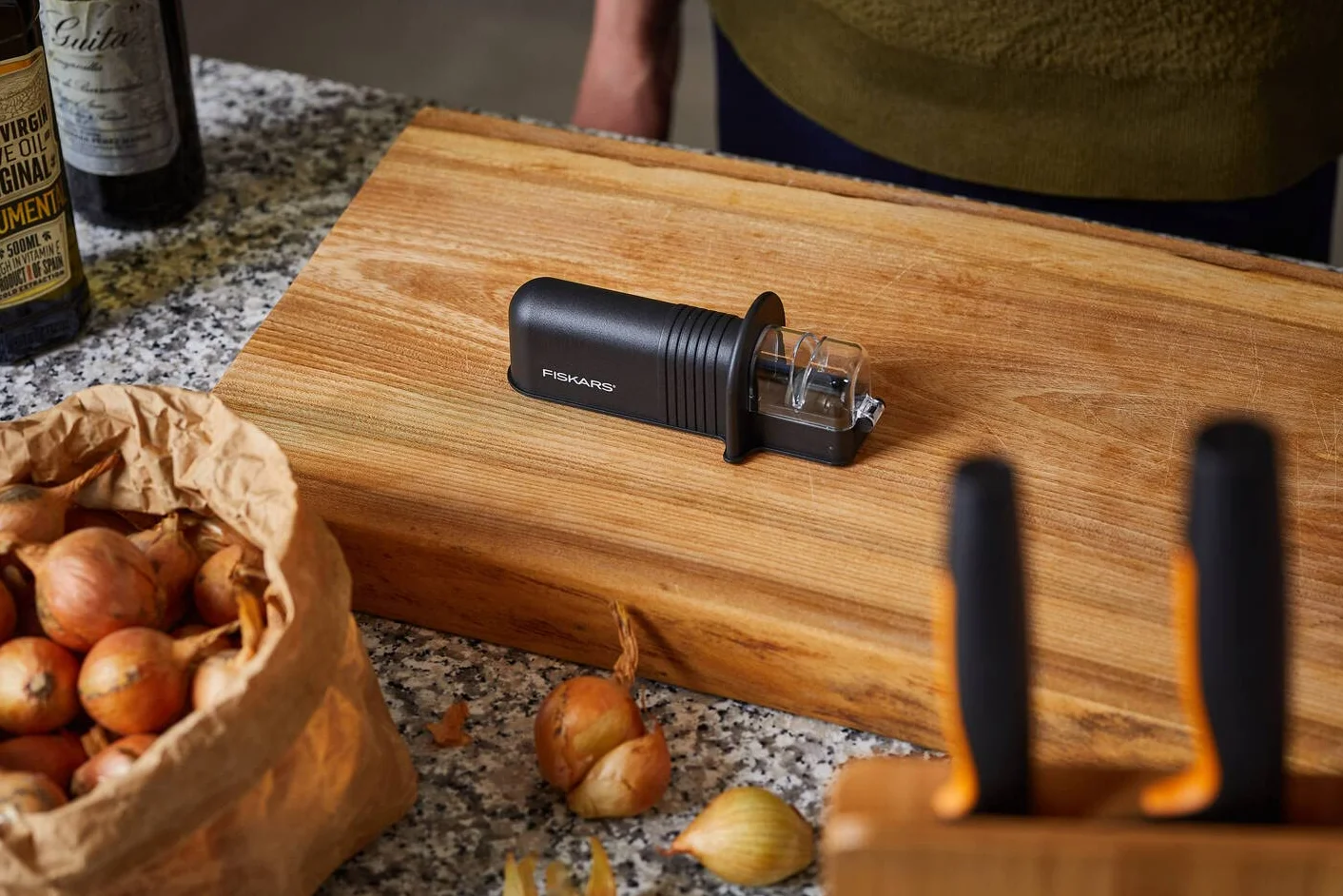 FISKARS Ostrzałka do noży Roll-Sharp z ceramicznym kamieniem szlifierskim, czarna