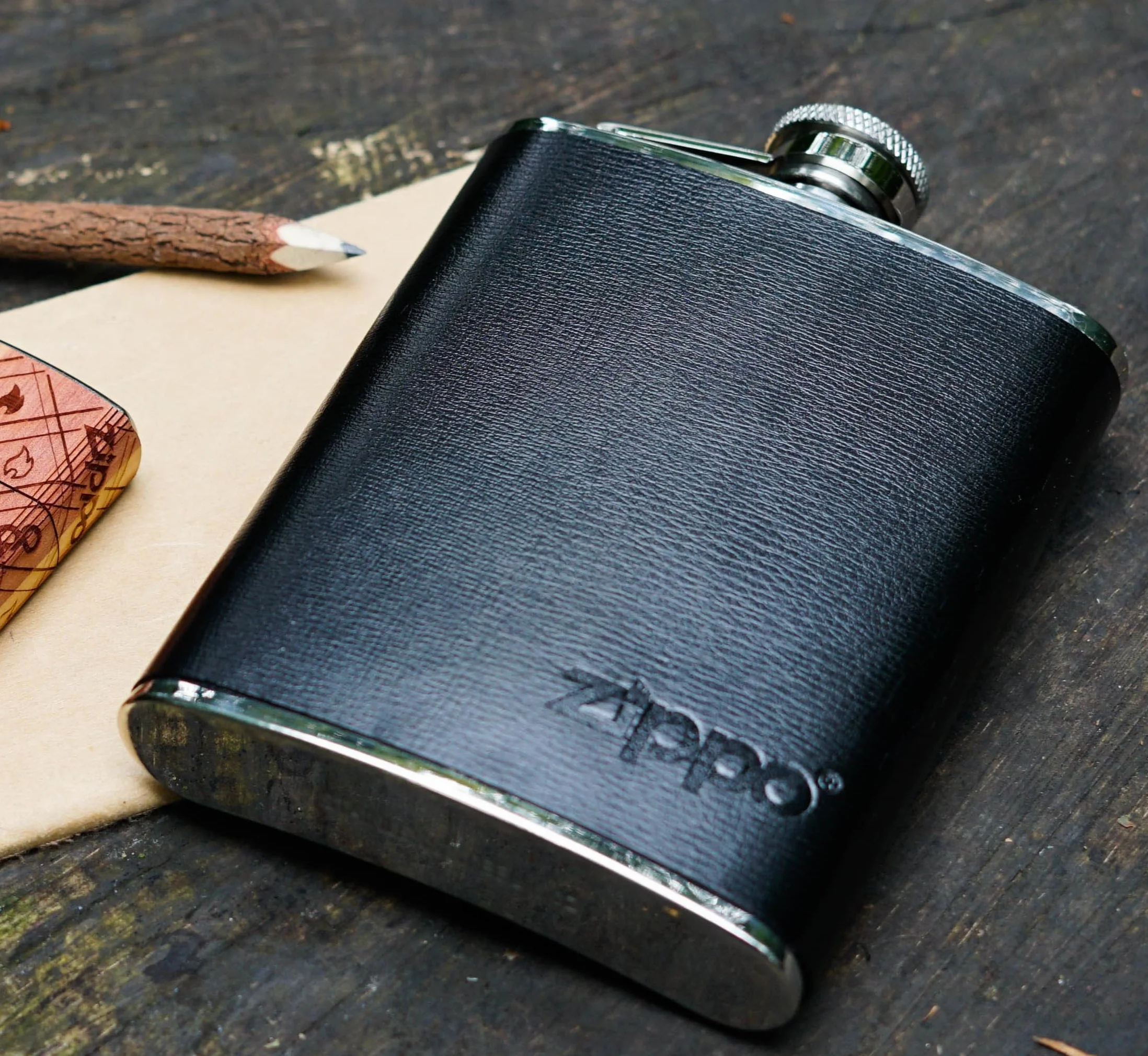 Zippo Piersiówka ze Stali Nierdzewnej, Owinięta Skórą, Srebrna, 177 ml, Mokka, optymalna na Wędrówki Czy do Aktywności na Świeżym Powietrzu