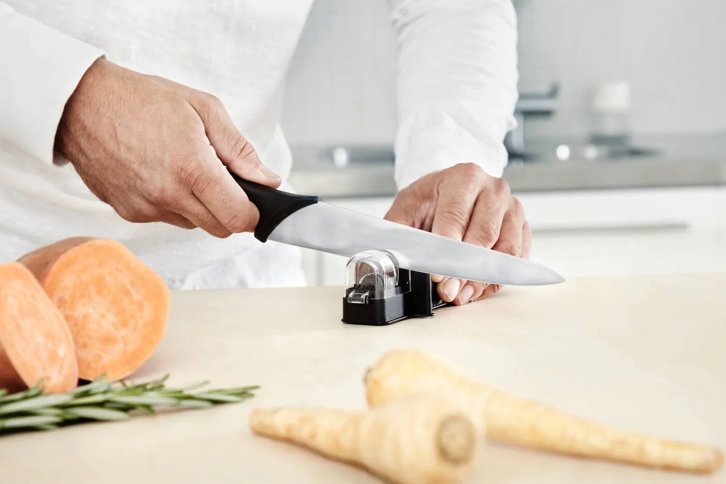 FISKARS Ostrzałka do noży Roll-Sharp z ceramicznym kamieniem szlifierskim, czarna