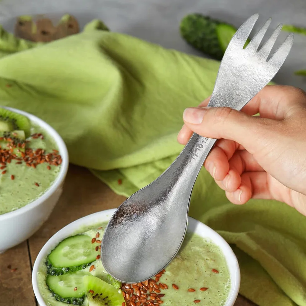 TiTo Titanium Spork Ultralekki łyżko-widelec 2 w 1, zastawa stołowa, na kemping, na świeżym powietrzu, do wędrówki z plecakiem, podróży, na piknik, z torebką, niebieski