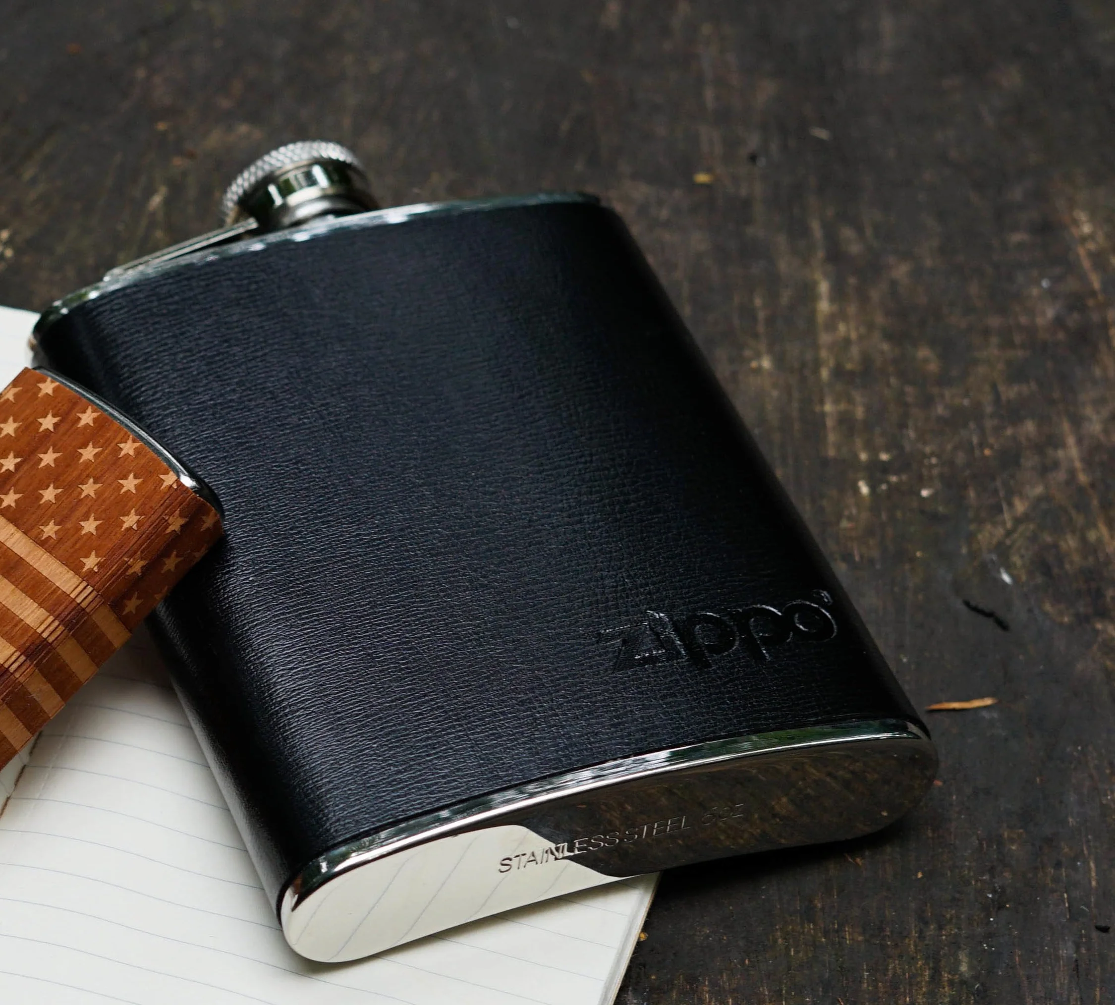Zippo Piersiówka ze Stali Nierdzewnej, Owinięta Skórą, Srebrna, 177 ml, Mokka, optymalna na Wędrówki Czy do Aktywności na Świeżym Powietrzu