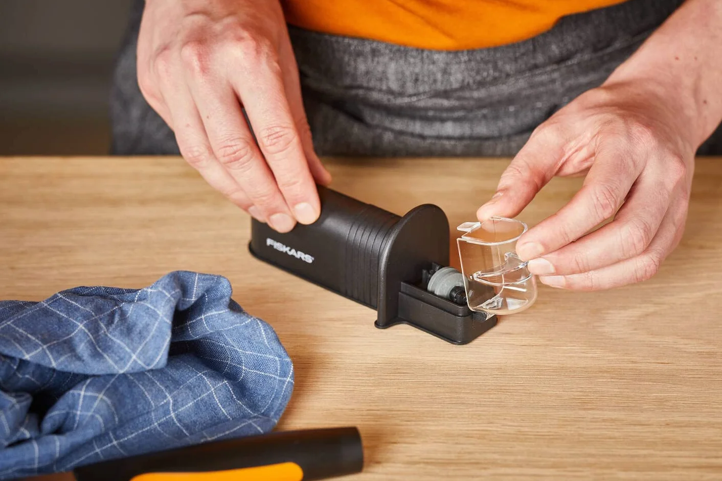 FISKARS Ostrzałka do noży Roll-Sharp z ceramicznym kamieniem szlifierskim, czarna