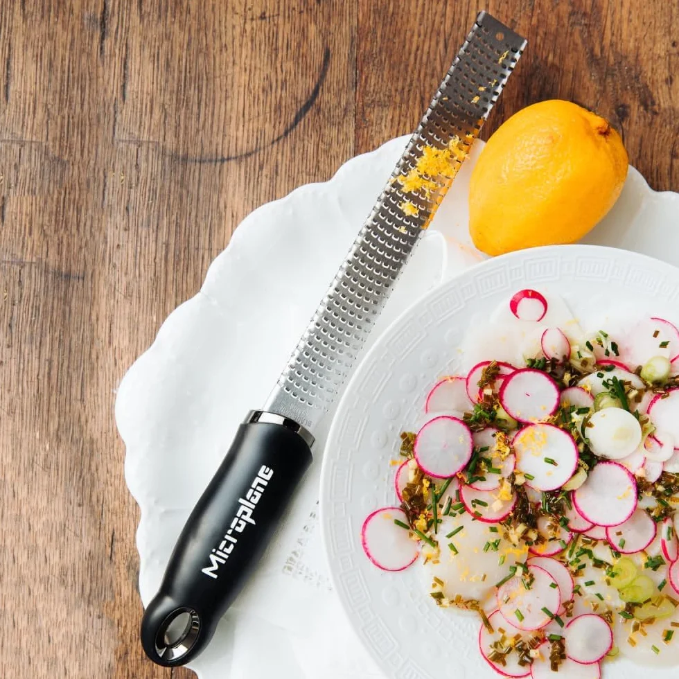 Microplane Zester Tarka Czarny do owoców cytrusowych, twardych serów, imbiru, czekolady, gałki muszkatołowej i trufli z ostrzami ze stali nierdzewnej - Made in USA
