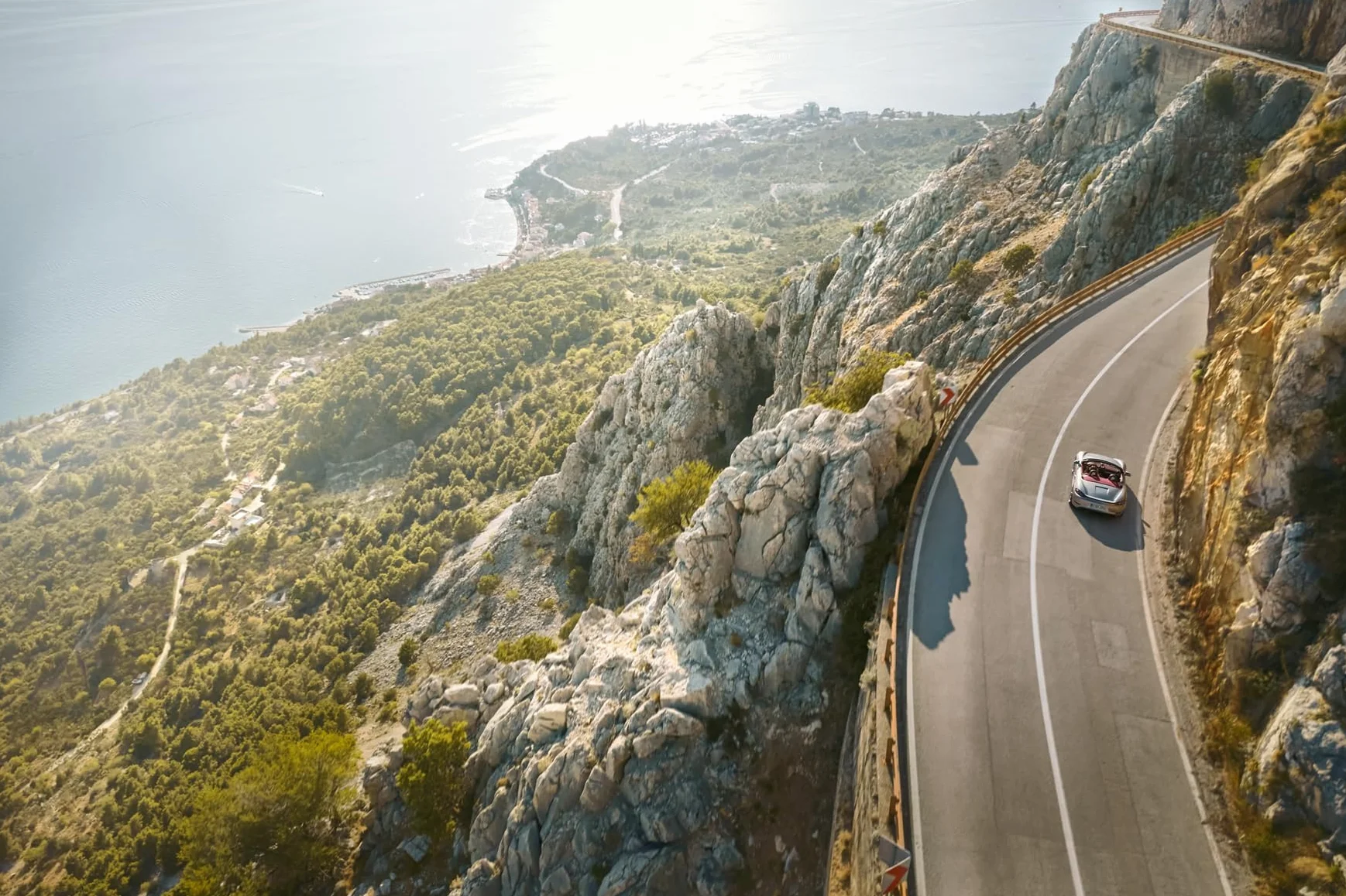 Porsche Escapes /anglais: From Mountain Passes to Coastal Highways. the Ultimate Porsche Travel Companion