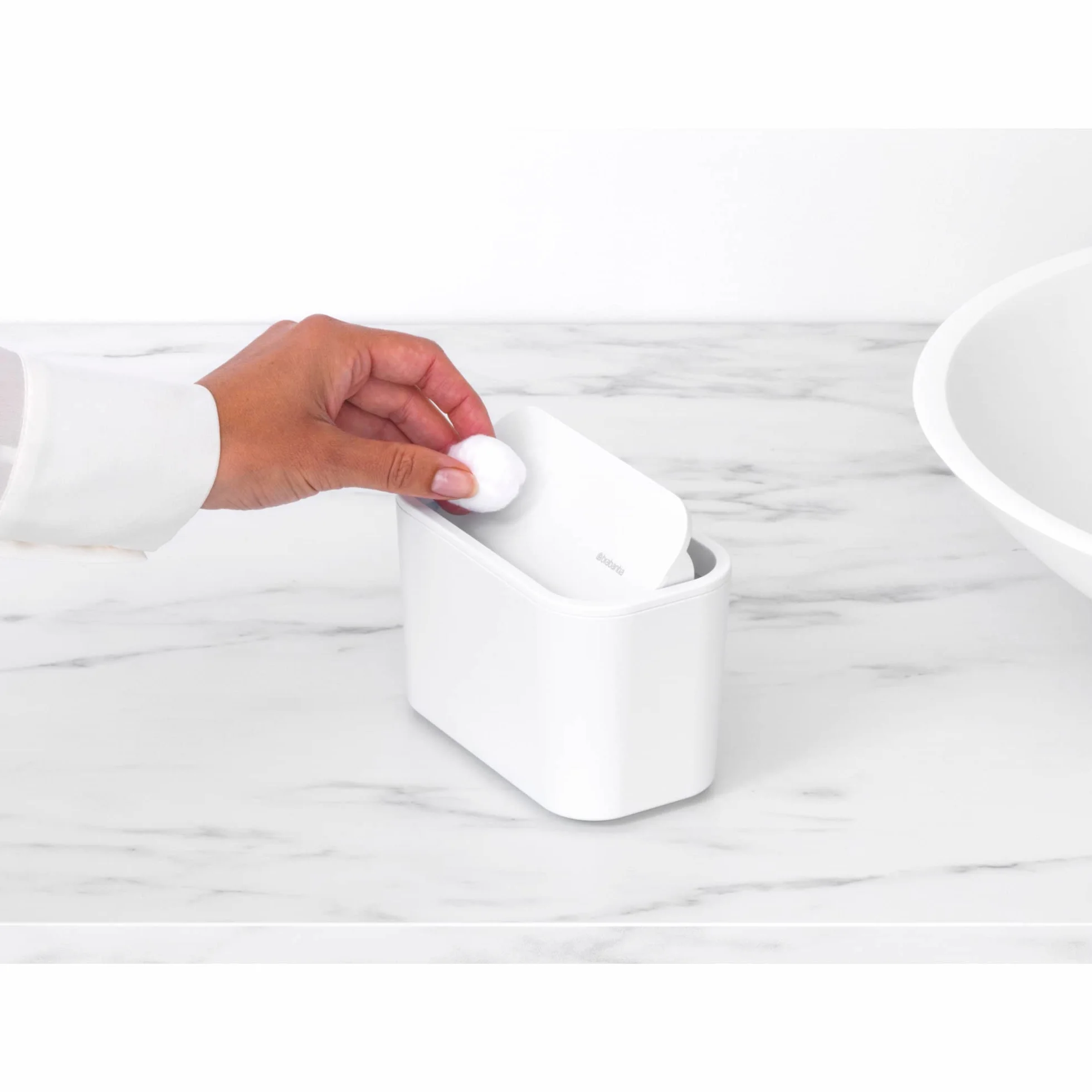 Brabantia - Mindset Kosz na Śmieci na Odpady Łazienkowe - Idealny na Małe Odpady - Zdejmowana Pokrywa Typu Swing - Łatwe Czyszczenie - Nierysujący - Odporny na Korozję - White - 8.5 x 15 x 10 cm