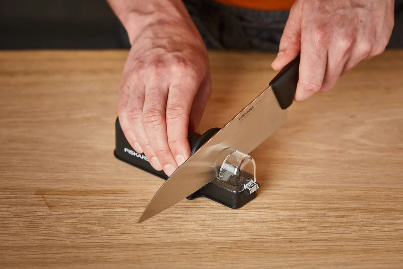 FISKARS Ostrzałka do noży Roll-Sharp z ceramicznym kamieniem szlifierskim, czarna