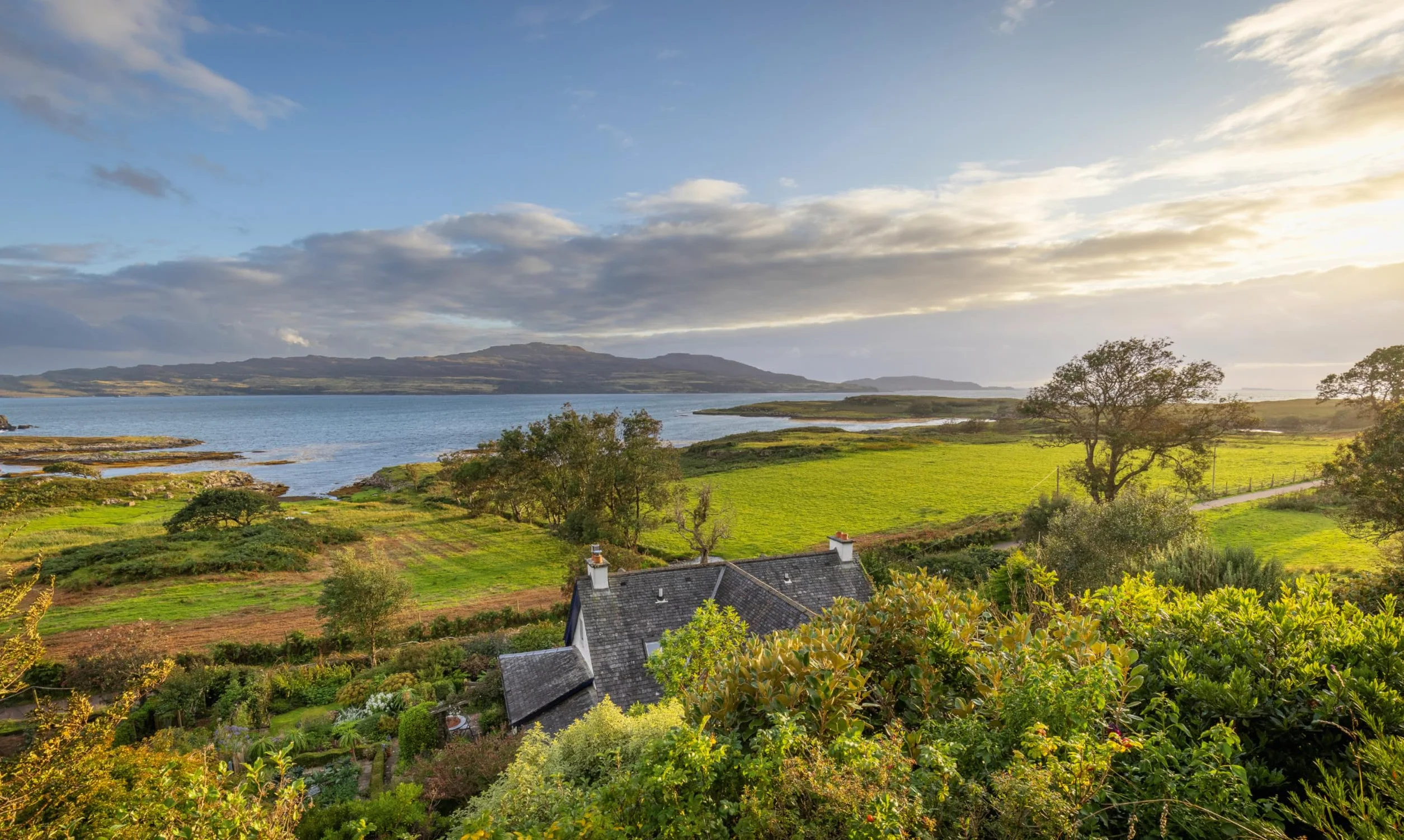 Cottage Gardens: A Stunning Tour of Bucolic British Gardens