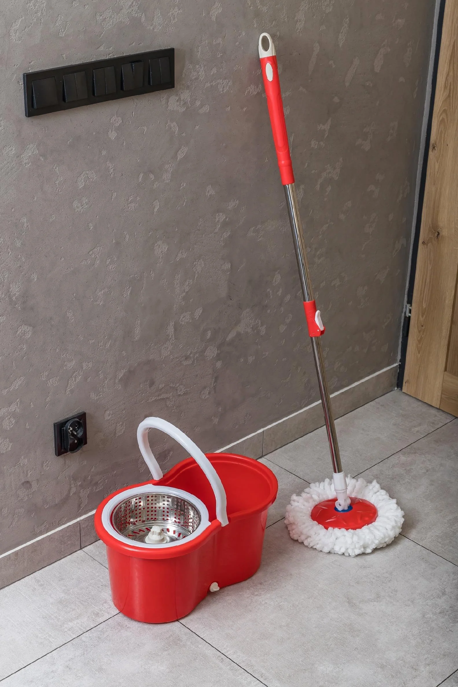 Mop obrotowy wirujący 360 z napędem w rączce wiadro + 2 wkłady czerwony
