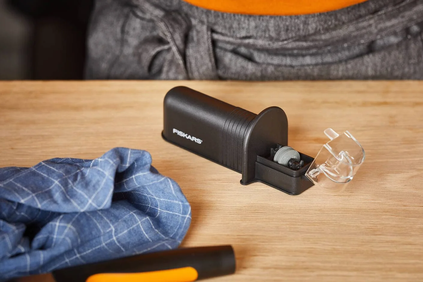 FISKARS Ostrzałka do noży Roll-Sharp z ceramicznym kamieniem szlifierskim, czarna