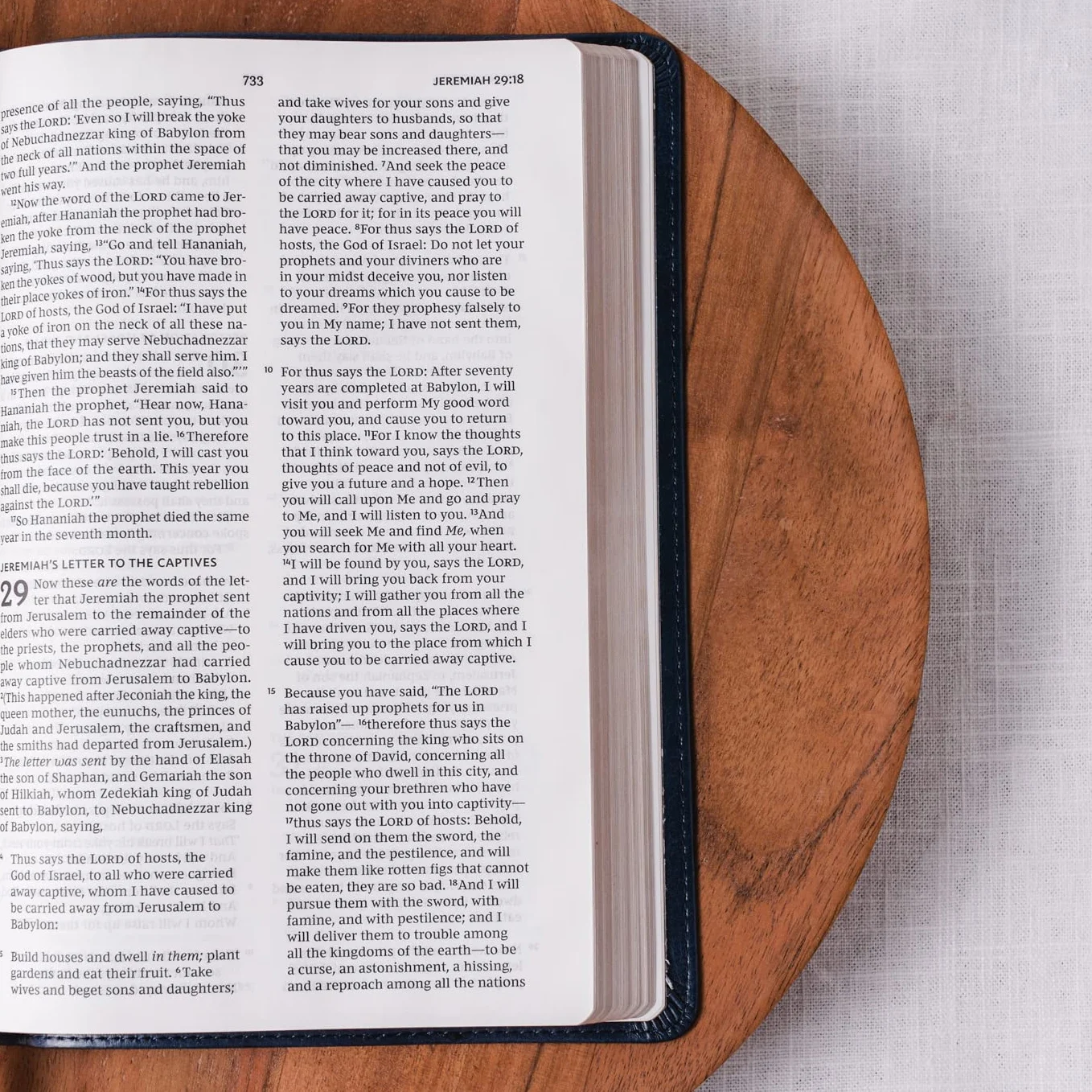 NKJV, Value Thinline Bible, Large Print, Imitation Leather, Black, Red Letter Edition: Holy Bible, New King James Version