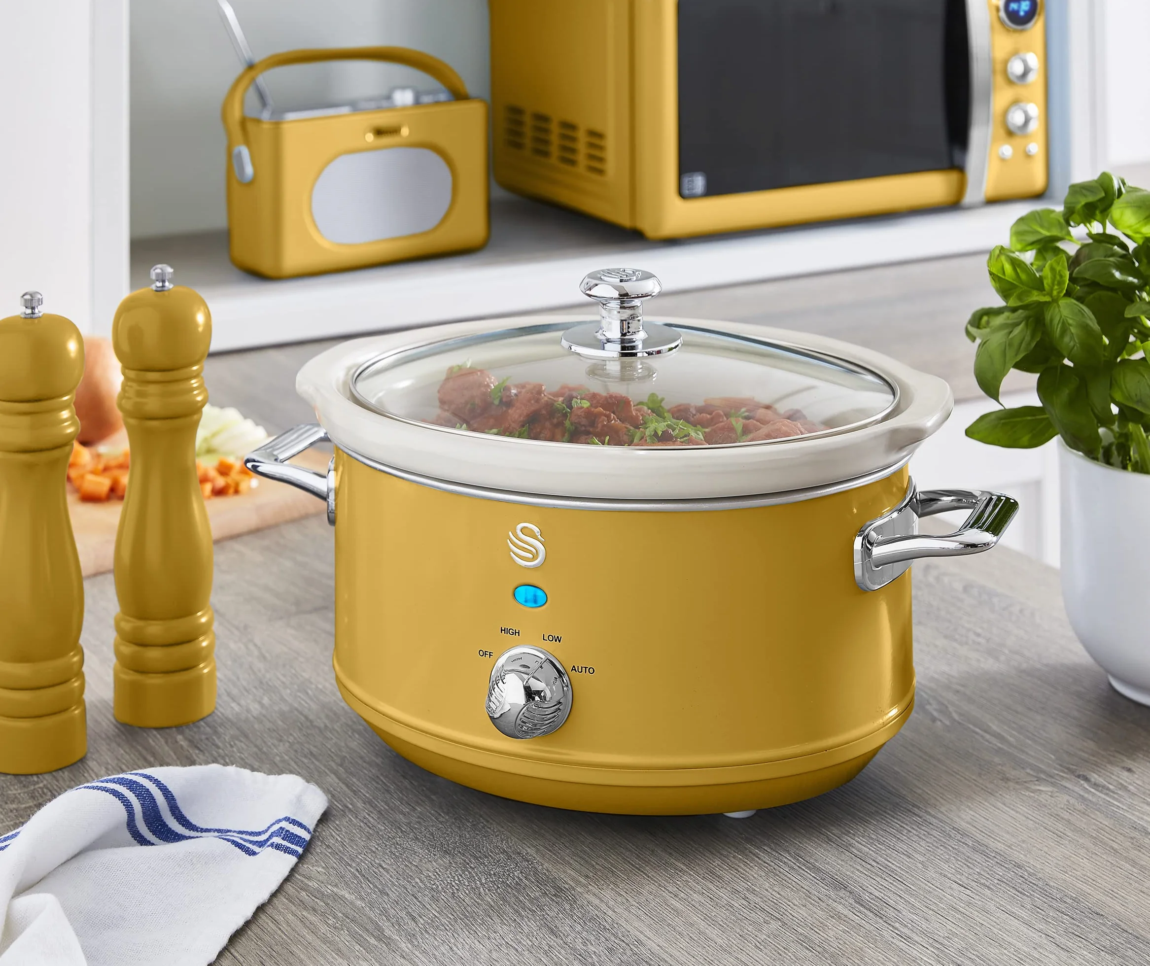Swan Retro SF17021YELNEU Slow Cooker 3,5L wymienny pojemnik do gotowania, ceramiczny non-Stick PFOA i PTFE Free, 3 poziomy temperatury, szklana pokrywa, rocznik, żółty, 200W