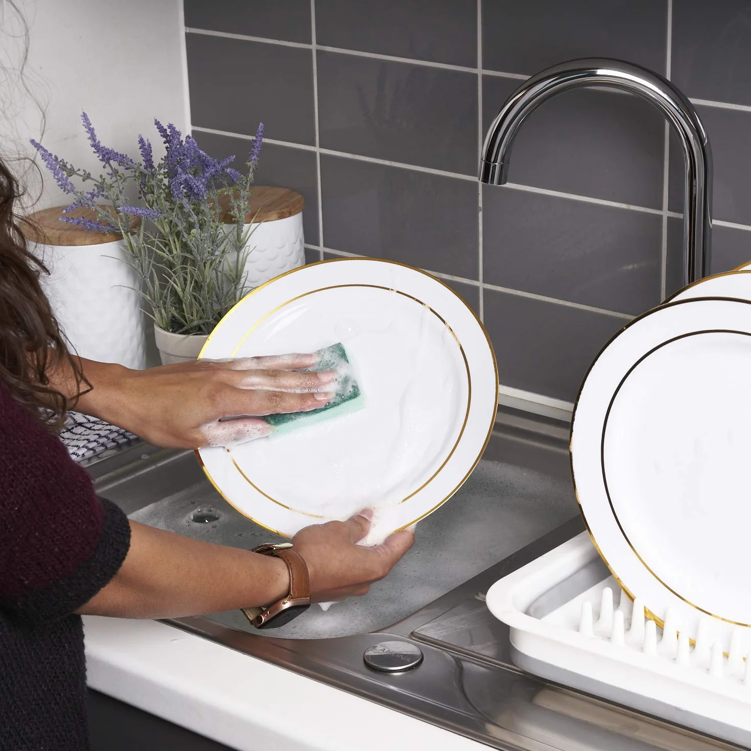 MATANA 120 Białych Plastikowych Talerzy ze Złotym Brzegiem 2 Rozmiary 26cm 19cm