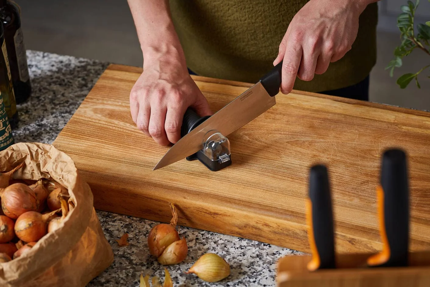 FISKARS Ostrzałka do noży Roll-Sharp z ceramicznym kamieniem szlifierskim, czarna
