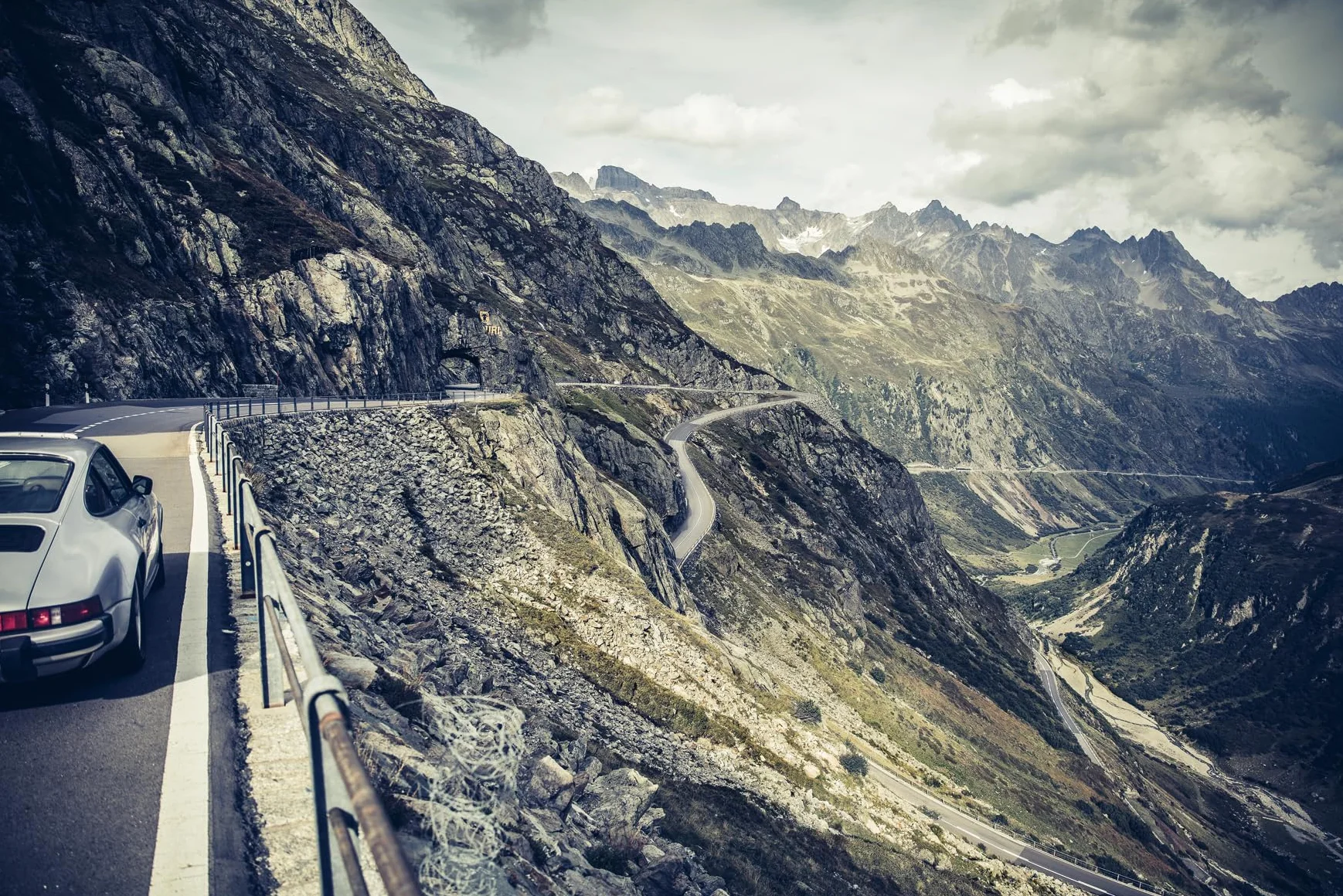 Porsche Escapes /anglais: From Mountain Passes to Coastal Highways. the Ultimate Porsche Travel Companion