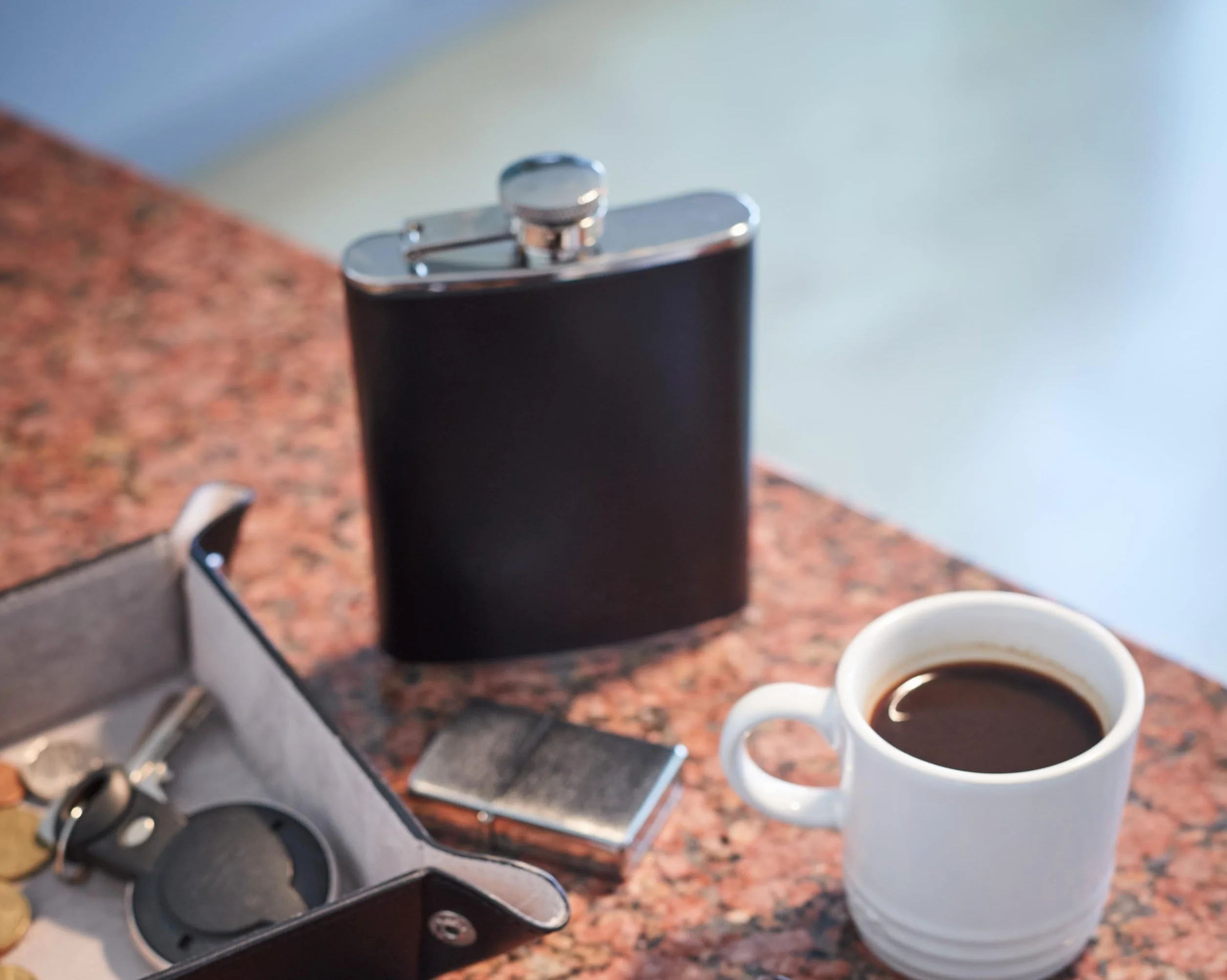 Zippo Piersiówka ze Stali Nierdzewnej, Owinięta Skórą, Srebrna, 177 ml, Mokka, optymalna na Wędrówki Czy do Aktywności na Świeżym Powietrzu