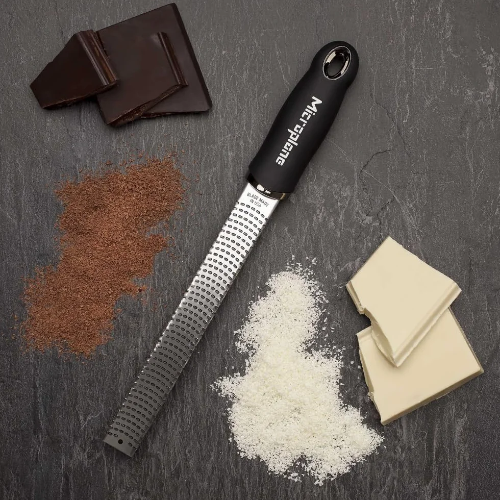 Microplane Zester Tarka Czarny do owoców cytrusowych, twardych serów, imbiru, czekolady, gałki muszkatołowej i trufli z ostrzami ze stali nierdzewnej - Made in USA