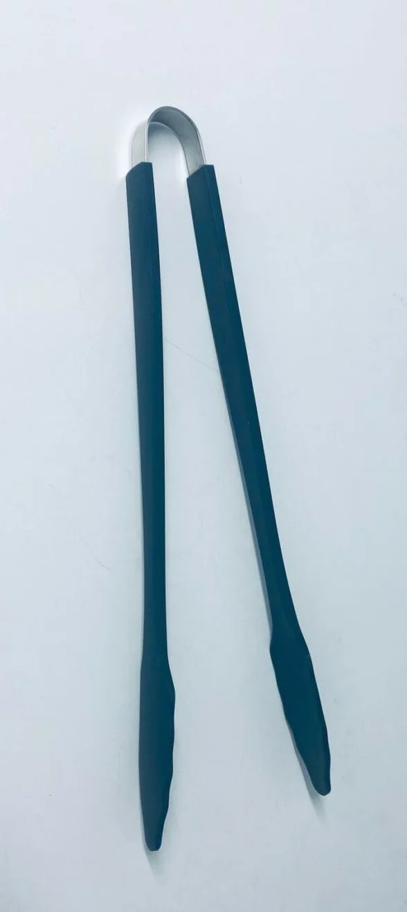 AMT Gastroguss Akcesoria do patelni Silikonowa szczypce z rdzeniem ze stali nierdzewnej. Pokryte silikonem, ergonomiczne, stabilne, higieniczne i odporne na działanie gorąca do 240 °C, AMZN-KUE-060