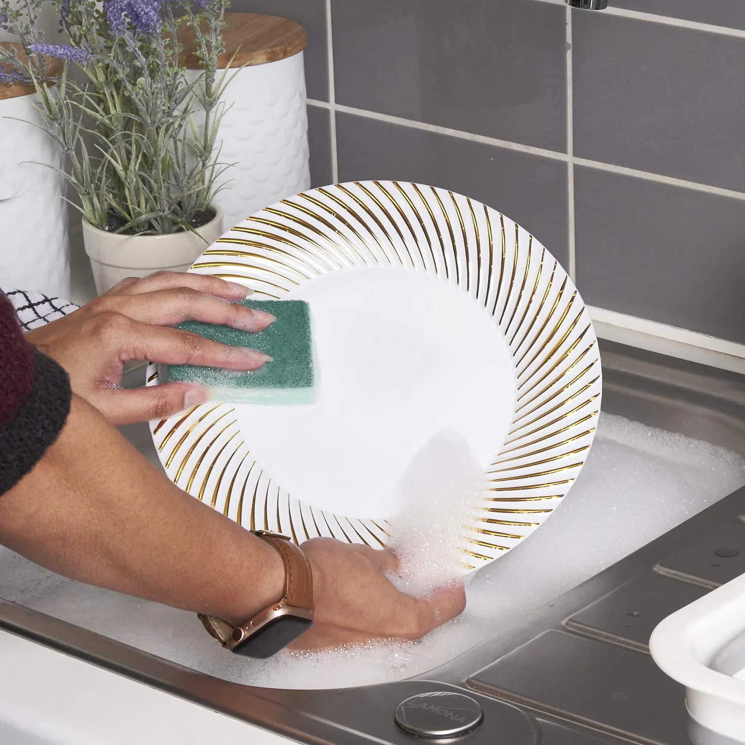 MATANA - 20 Wielokrotnego Użytku Plastikowych Talerzy z Złotym Brzegiem, 25 cm - Premium Talerze Obiadowe na Wesele, Urodziny, Imprezy