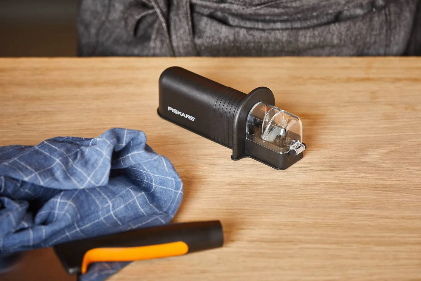 FISKARS Ostrzałka do noży Roll-Sharp z ceramicznym kamieniem szlifierskim, czarna