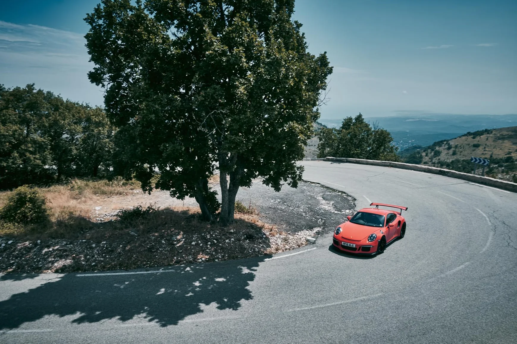 Porsche Escapes /anglais: From Mountain Passes to Coastal Highways. the Ultimate Porsche Travel Companion