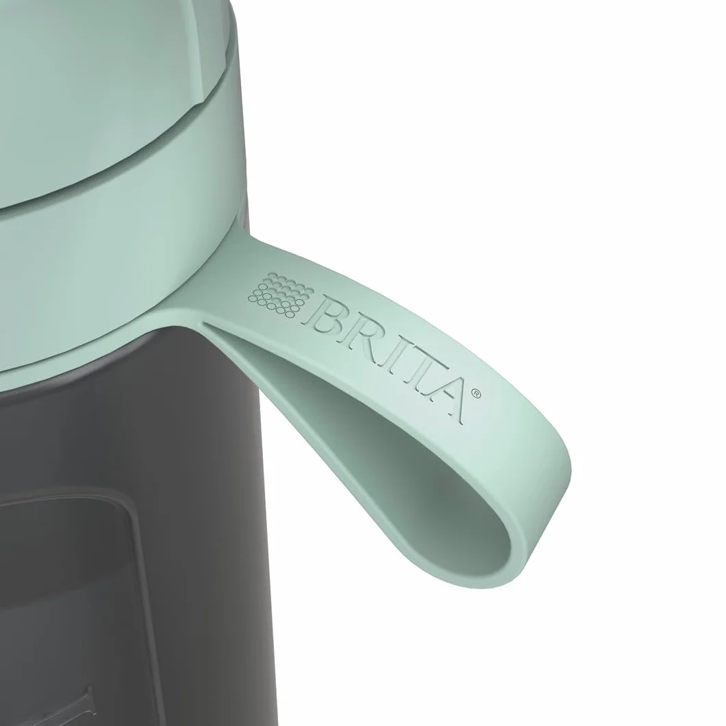 BRITA Butelka filtrująca Active pastelowa zieleń (0,6l) zawiera 2 filtry MicroDisc - elastyczna, sportowa butelka, filtruje chlor, zanieczyszczenia, hormony i pestycydy, zachowuje cenne minerały