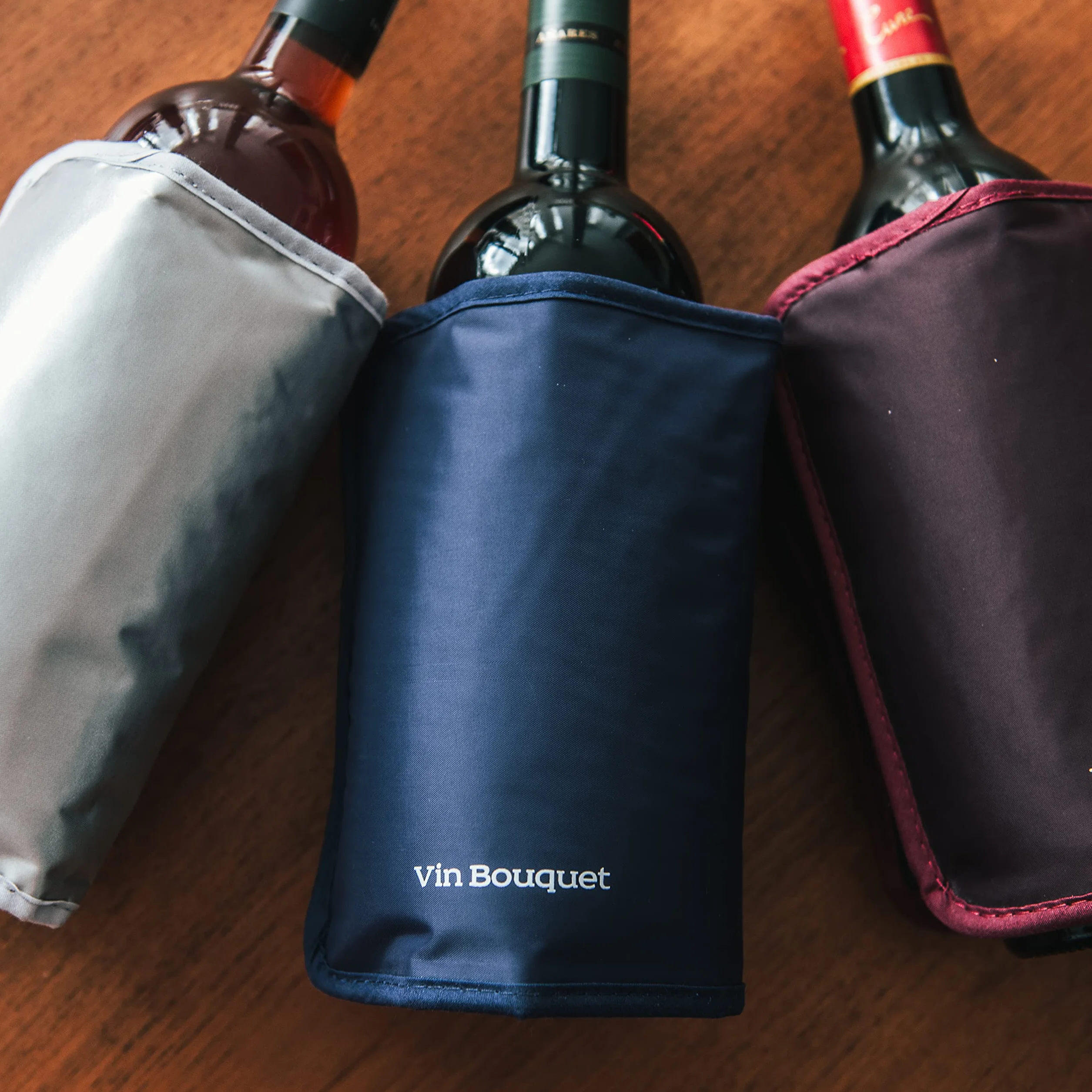 Vin Bouquet FIE 646 granatowy rękaw chłodzący samodopasowujący z elastyczną opaską do chłodzenia butelek wina cava i szampana
