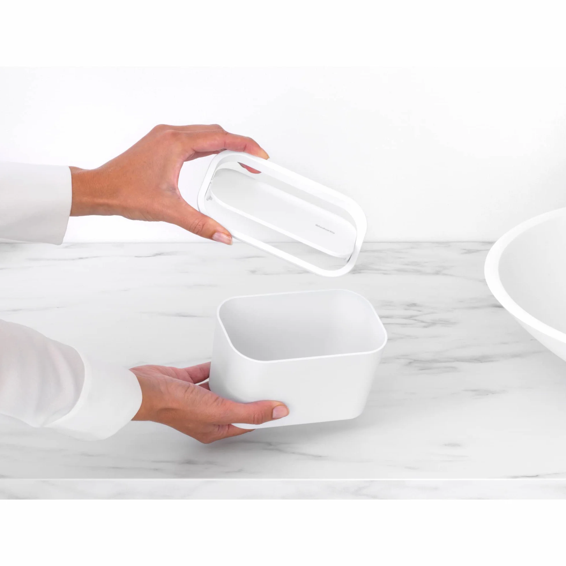 Brabantia - Mindset Kosz na Śmieci na Odpady Łazienkowe - Idealny na Małe Odpady - Zdejmowana Pokrywa Typu Swing - Łatwe Czyszczenie - Nierysujący - Odporny na Korozję - White - 8.5 x 15 x 10 cm