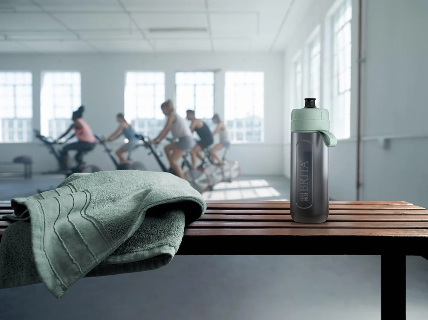 BRITA Butelka filtrująca Active pastelowa zieleń (0,6l) zawiera 2 filtry MicroDisc - elastyczna, sportowa butelka, filtruje chlor, zanieczyszczenia, hormony i pestycydy, zachowuje cenne minerały