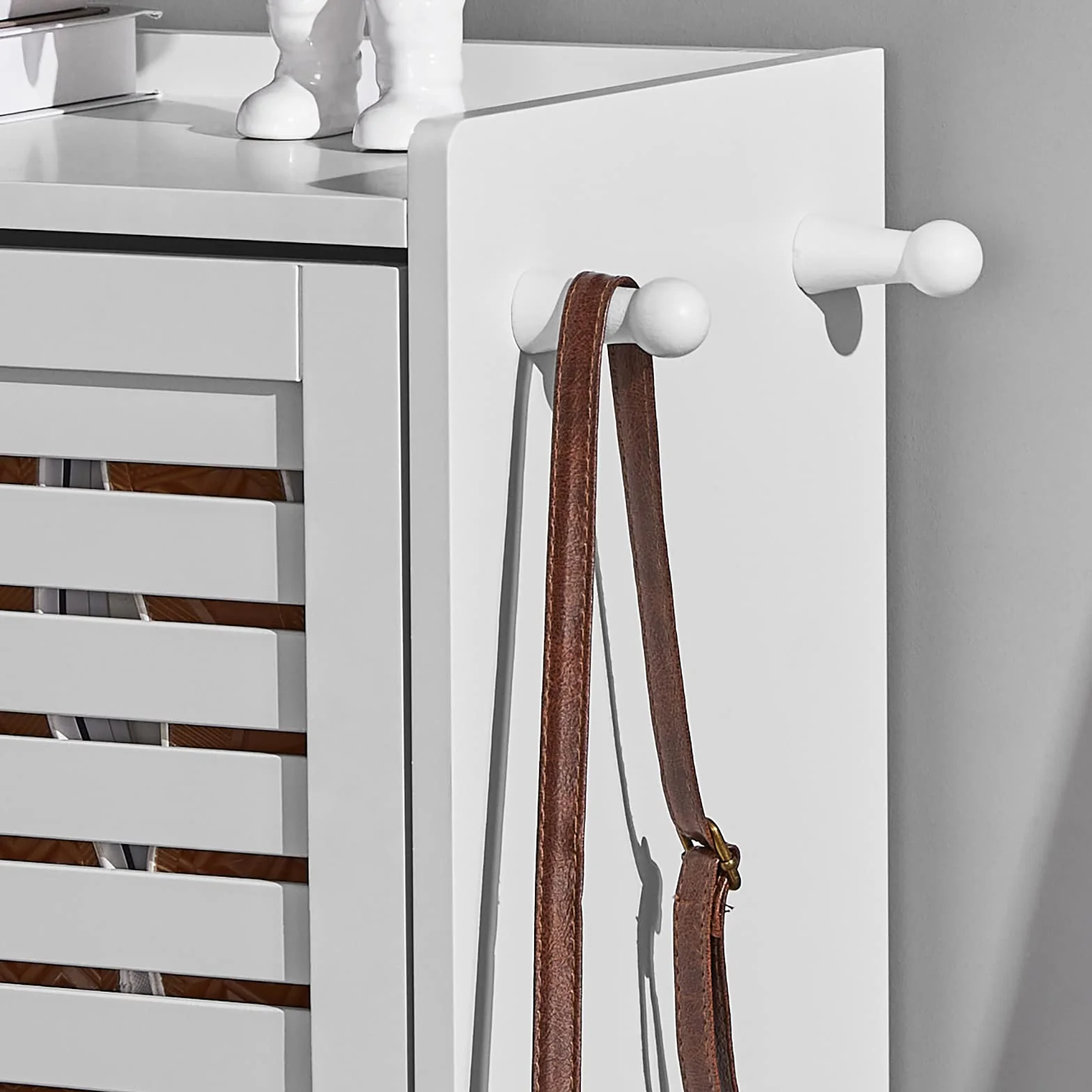 SoBuy FSR108-W szafka na buty 3 klapy 2 haki 6 półek biała 55x112x30 cm