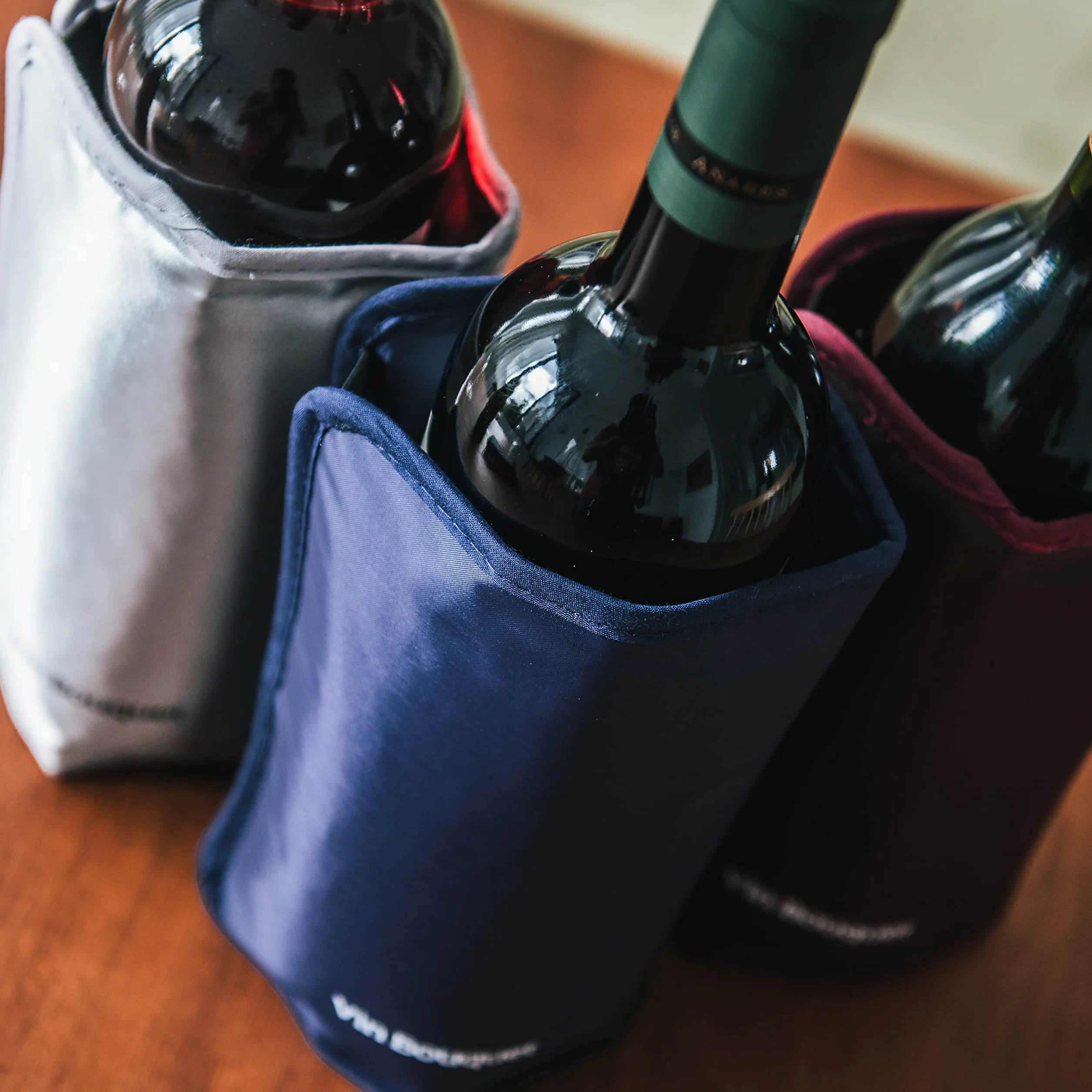 Vin Bouquet FIE 646 granatowy rękaw chłodzący samodopasowujący z elastyczną opaską do chłodzenia butelek wina cava i szampana